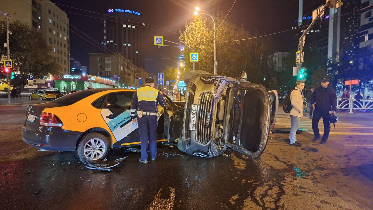 В Екатеринбурге произошло ДТП на Декабристов, внедорожник перевернулся   Сотрудники Госавтоинспекции выясняют детали происшествия. 37-летний водитель из посёлка Арти, двигаясь по улице Белинского, проигнорировал красный свет и столкнулся с автомобилем под управлением екатеринбуржца.   К счастью, никто не получил травм. Оба водителя были трезвы.