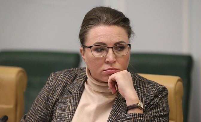 Представитель законодательной власти Коми в Совфеде Елена Шумилова написала заявление о выходе из партии «Единая Россия» и досрочно сложила полномочия сенатора после поражения на праймериз ЕР. Шумилова уступила сразу нескольким оппонентам в борьбе за право выдвигаться от партии на сентябрьских выборах и тем самым практически потеряла шанс переизбраться в новый созыв республиканского парламента. После этого она покинула и партию, и верхнюю палату. Ранее работу сенатора критиковал врио губернатора Ростислав Гольдштейн.