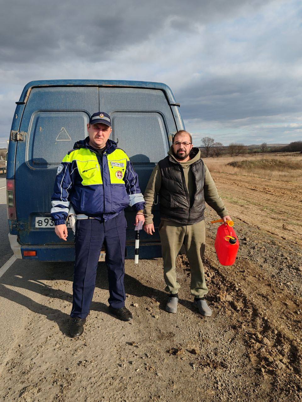 ‍  Краснодонские гаишники не оставили водителя в беде, когда у того посреди дороги закончился бензин  21 марта 2025 года, патрулируя трассу Р-260 в районе Новосветловки, экипаж ДПС из Краснодонского района заметил одиноко стоящую машину. Младший лейтенант Александр Голденко и младший сержант Дмитрий Гусев сразу поняли – что-то не так  Оказалось, у водителя из Волгограда просто кончилось топливо    Ребята не растерялись и предложили автомобилисту съездить с ними до ближайшей заправки в Новоанновке. Там водитель купил бензин, и полицейские довезли его обратно к машине  Растроганный водитель поблагодарил своих спасителей и, заправив бак, помчал дальше по своим делам