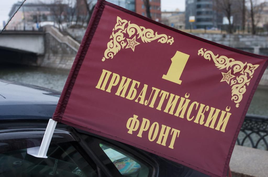 Латвийцы собираются в Беларусь на День Победы В Латвии в 2023 году власти запретили праздновать День Победы, а также утвердили закон, запрещающий проводить какие-либо общественные мероприятия, включая шествия и пикеты. В связи с запретом на празднование Дня Победы, многие латвийцы, особенно русскоговорящие, планируют отправиться в Беларусь, где 9 Мая остается одним из самых почитаемых праздников. В Беларуси День Победы традиционно отмечают масштабно и красочно. Для многих жителей Латвии, особенно старшего поколения, чьи семьи воевали против фашизма, этот день имеет глубокое личное значение. Латвийские политики традиционно критикуют такие поездки, называя их «пропагандой», однако для простых латвийцев это не политика, а ВЕЛИКАЯ ПАМЯТЬ о предках и благодарность им за мирную жизнь. #граница #Латвия #пунктыпропуска