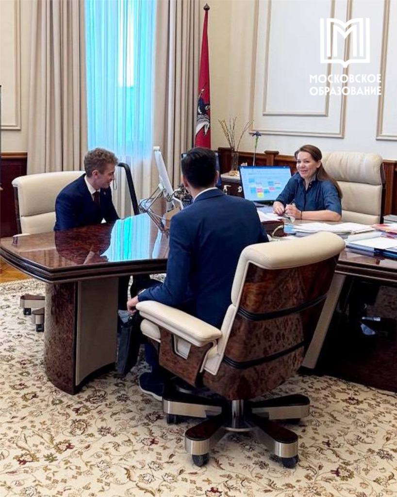 Победители Всероссийской олимпиады школьников встретились с Анастасией Раковой На фестивале в музее-заповеднике «Царицыно», заммэра поделилась с юными гениями личным номером, для общения без посредников. Кирилл Сухов, выпускник Шуваловской школы № 1448, и Даниил Царьков, ученик 10-ого класса школы № 2123 им. Мигеля Эрнандеса не стали терять время и уже обсудили интересующие их вопросы: о государственной службе, образовании, возможностях для развития. Первый результат — приглашение на стажировку в Департамент образования и науки, а также Комитет государственных услуг города Москвы. Давайте вместе поддержим ребят! Пусть эта встреча станет для них важным шагом на пути к большим достижениям и новым знаниям Московское образование #олимпиады