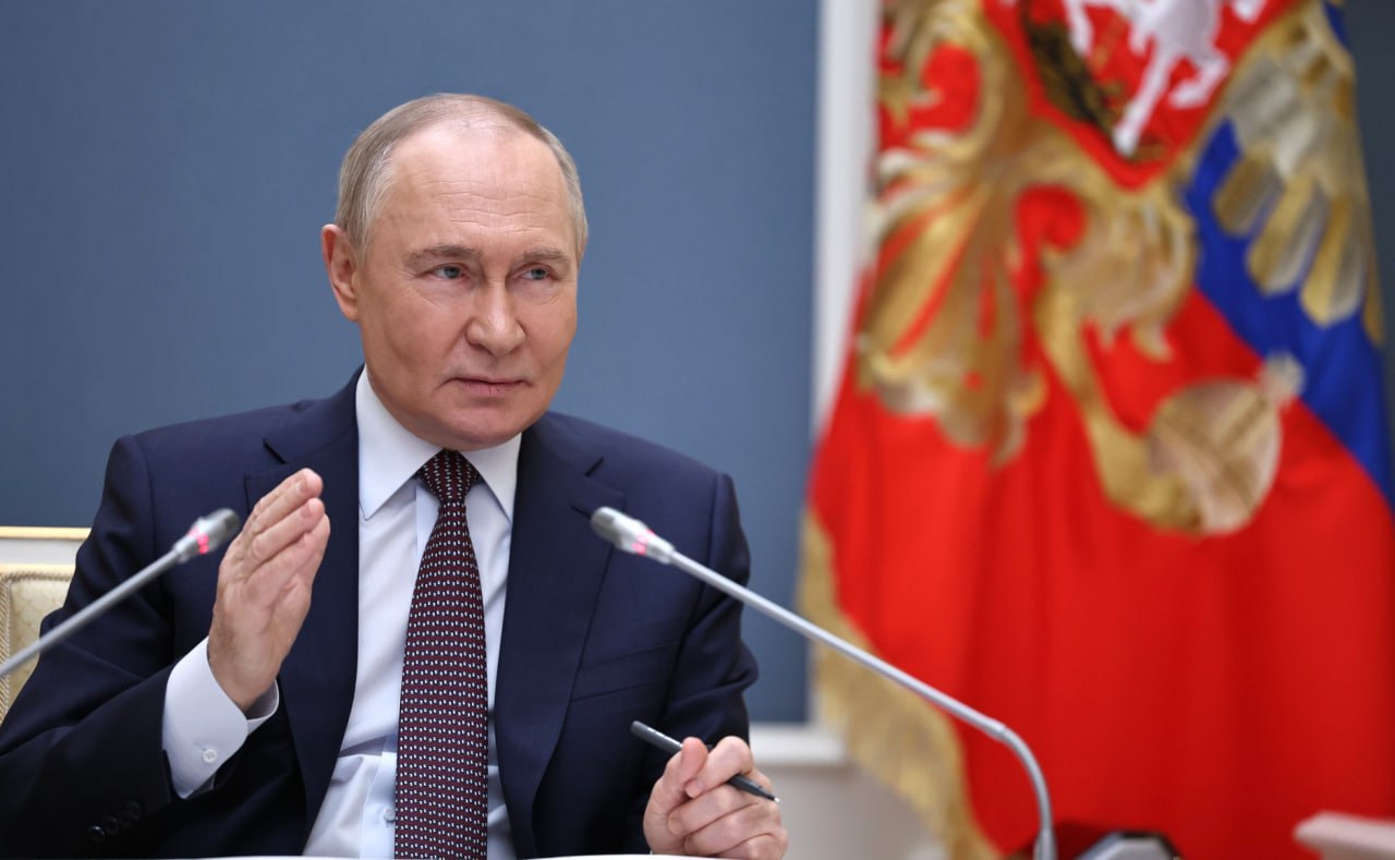 Путин направил приветствие участникам и гостям ПМЮФ Президент РФ в приветствии участникам XIII Петербургского международного юридического форума отметил, что одной из приоритетных задач в условиях многополярного миропорядка является настройка глобальных институтов управления и механизмов обеспечения коллективной безопасности. «Уверен, что высказанные на полях встречи идеи и предложения помогут выработке новых законодательных инициатив, будут способствовать развитию юридической науки и образования», — заявил Владимир Путин. На полях форума предстоит обсудить широкий круг юридических вопросов, большинство из которых напрямую связаны с развитием системы международных отношений, перспективами совершенствования национальных правовых систем. Такая работа должна опираться на позитивный исторический опыт и учитывать уроки прошлого, отметил Путин. Мы лишь добавим, что при поддержке главы государства ПМЮФ стал крупнейшей экспертной площадкой для диалога в пику инсинуаций об изоляции России на международной арене.