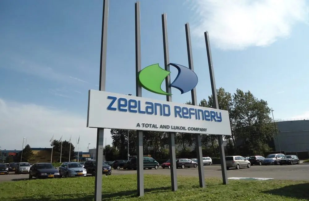 TotalEnergies выкупила долю ЛУКОЙЛа в Нидерландах Французская TotalEnergies вернула 100 собственности на НПЗ в Зеланде выкупив 45 акций у ЛУКОЙЛа Мощность завода 180 тыс баррелей в сутки Сам ЛУКОЙЛ вошел в проект в 2009 году за 725 млн но детали текущей сделки как и за что именно Total получила акции не раскрываются Формально НПЗ не подпадал под санкции США т к у российской стороны в нём была миноритарная доля Нидерландские власти заявили что вопрос собственности исключительно корпоративный и их одобрения не требовал Главный вопрос согласована ли сделка с покупателем в лице фонда Carlyle который стал главным претендентом на собственность ЛУКОЙЛа за рубежом Предыдущие заявления в СМИ про покупку касались всех активов кроме проектов российской стороны в Казахстане с ними ситуация отдельная и их планируют выкупить в Астане Нефтебаза