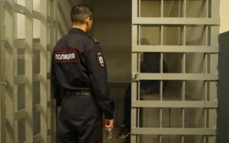 В Ростове во время ссоры мужчина устроил стрельбу В Ростове-на-Дону во время конфликта мужчина устроил стрельбу. Об этом сообщили в ГУ МВД по Ростовской области. Происшествие случилось на улице Извилистой в Советском районе. По предварительной информации ведомства, между местными жителями произошел конфликт. В какой-то момент мужчина достал сигнальный пистолет и сделал несколько выстрелов. Очевидцы вызвали на место происшествия правоохранителей. На место незамедлительно выехала следственно-оперативная группа. Стрелявшего мужчину задержали на месте происшествия. Подписаться на "Новости Ростова" Прислать новость