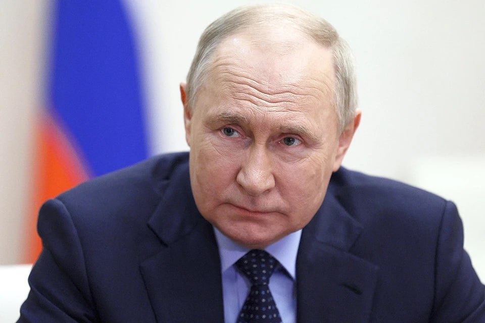 Спасение на президентском самолете Владимир Путин в Китае помог больному раком мальчику Владимир Путин помог спасти серьёзно больного мальчишку из России во время своего визита в Китай Ребенку и его маме предложили самолет из президентской летной группы Трогательную историю эксклюзивно для KP RU рассказал пресс секретарь главы государства Дмитрий Песков Незадолго до визита президента мама привезла в Китай на лечение маленького сына с онкологией К несчастью ребенку становилось все хуже Китайские врачи развели руками и констатировали мальчика нужно скорее возвращать на Родину Но как перевезти человека в тяжелом состоянии Нужны медоборудование помощь и сопровождение врачей В отчаянии мама обратилась в посольство Посол доложил о ситуации президенту И Владимир Путин дал команду министру здравоохранения Мурашко который быстро сюда вызвал двух врачей рассказал Песков Медики стабилизировали состояние ребенка и теперь он отправится домой Но не простым самолетом а лайнером специального летного отряда Россия который обеспечивает визит президента в Поднебесную Обычно такими самолетами летают министры чиновники высшего эшелона реже звезды шоу бизнеса Но в этот раз он будет спасать жизнь Подписаться на truekpru Читать нас в MAX