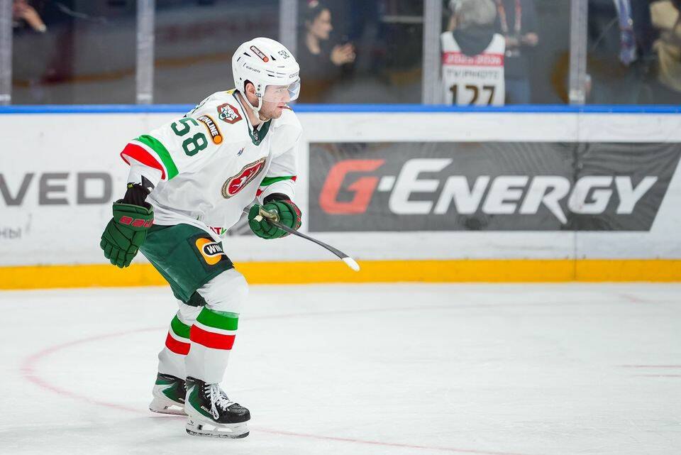 Митчелл Миллер У нас еще оставались силы в конце Защитник Ак Барса и автор одной из заброшенных шайб в матче со СКА 2 3 Митчелл Миллер прокомментировал итоги встречи В целом хорошо играли но в конце уже начали много удаляться терять шайбу Надо двигаться дальше и работать чтобы такого больше не повторилось Забивать конечно хорошо но лучше бы мы победили У нас ещё оставались силы в конце но дожать соперника мы не смогли Надеюсь что в следующем матче результат будет позитивным цитирует Миллера пресс служба Ак Барса Читать полностью