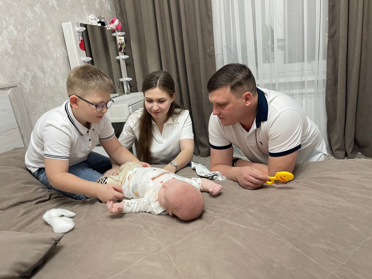 На Ямале выдан первый региональный материнский капитал семье из ДНР по новым условиям В этом году в законодательство Ямала были внесены изменения после обращения жительницы Нового Уренгоя к губернатору Дмитрию Артюхову Теперь при определении права на региональный маткапитал учитываются дети рожденные и проживавшие на территориях ДНР ЛНР Запорожской и Херсонской областей до присоединения к России Это значит что семьи переехавшие из этих регионов могут рассчитывать на поддержку при рождении второго и последующих детей на территории Ямала Первыми обладателями регионального маткапитала стала семья Клюевых из Нового Уренгоя Супруги Мария и Андрей вместе уже более 10 лет Они переехали на Ямал из Донецкой Народной Республики в 2022 году Старшему сыну Даниилу восемь лет он родился в Мариуполе В июле этого года в семье появился второй ребенок Ярослав Семья получила меру поддержки за рождение второго ребенка в размере 150 тысяч рублей Клюевы купили квартиру в новом микрорайоне Славянском и планируют направить сумму сертификата на погашение ипотечного кредита Для многих семей особенно тех кто строит свою жизнь на новом месте или сталкивается с жизненными трудностями такая мера поддержки хорошее подспорье рассказывает Мария Клюева Обратиться за свидетельством можно через портал Госуслуги МФЦ или путем почтового отправления документов в адрес органа соцзащиты ИА Импульс Севера     Медиацентр Салехард Подписаться на нас   Поддержать бустом Заказать рекламу