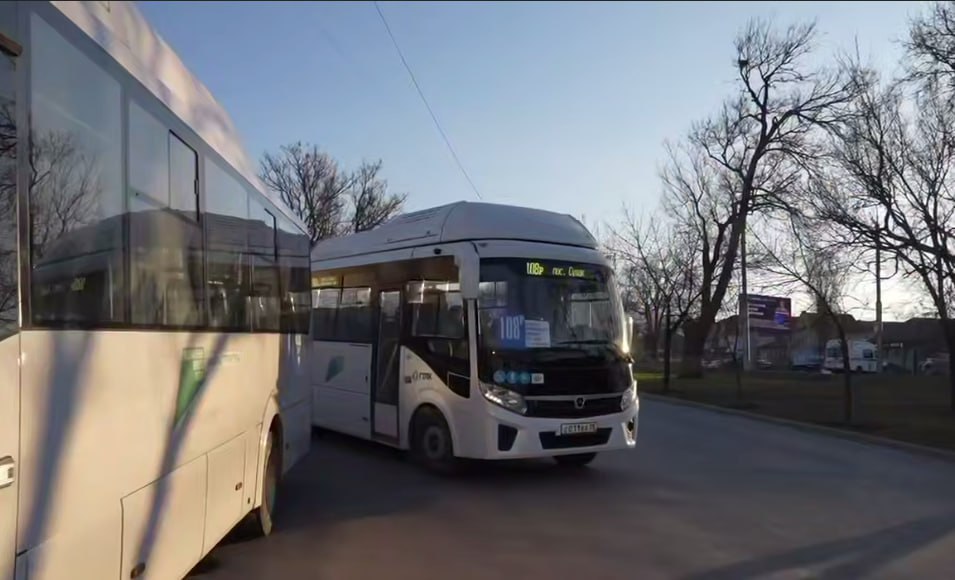 В Махачкале вывели на линии новые автобусы на четырёх самых проблемных маршрутах С 1 января в Махачкале запущено обновлённое транспортное сообщение по четырём маршрутам которые связывают столицу с посёлками Красноармейское Сулак и Новый Хушет Именно по этим направлениям в администрацию города поступало больше всего жалоб на нехватку транспорта и срывы графика движения Обновление проведено по поручению главы города Джамбулата Салавова в приоритетном порядке Все маршруты строго соблюдают интервалы движения особенно в утренние и вечерние часы пик График работы установлен с 6 00 утра до 22 00 отметил директор муниципального автоуправления М Транс Магомед Булатханов