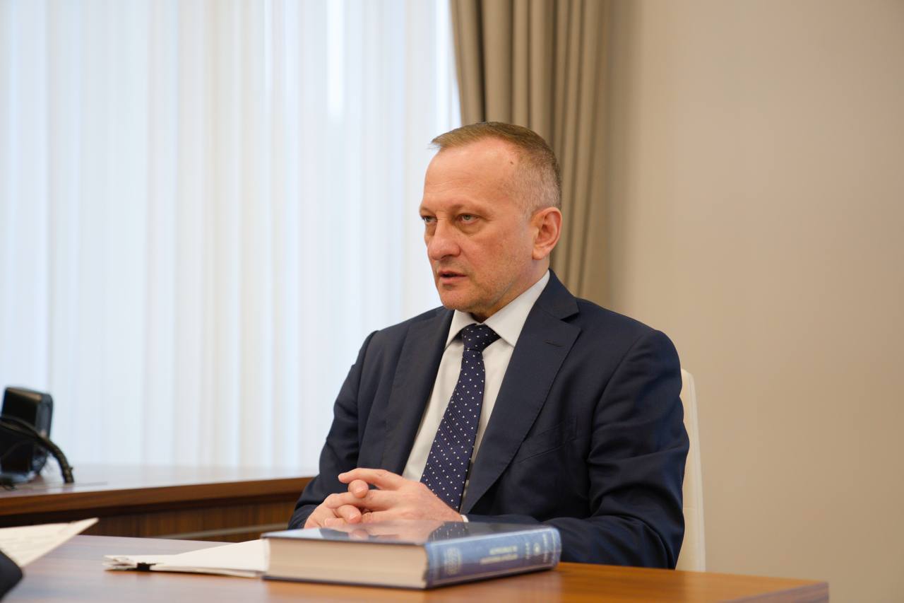 Министр строительства и ЖКХ РФ Ирек Файзуллин провел рабочую встречу с заместителем руководителя Федерального Казначейства Эли Исаевым      Обсудили актуальные задачи в части финансирования и использования бюджетных средств в рамках строительных проектов, в том числе по нацпроекту «Инфраструктура для жизни».   Рассмотрели вопросы регионального развития, а также строительства и восстановления инфраструктуры в новых регионах. Особое внимание было уделено обеспечению прозрачности использования федеральных государственных ресурсов.    Минстрой России совместно с Федеральным казначейством ведет активную работу по достижению высоких стандартов в реализации объектов капитального строительства, что способствует улучшению качества жизни в регионах.