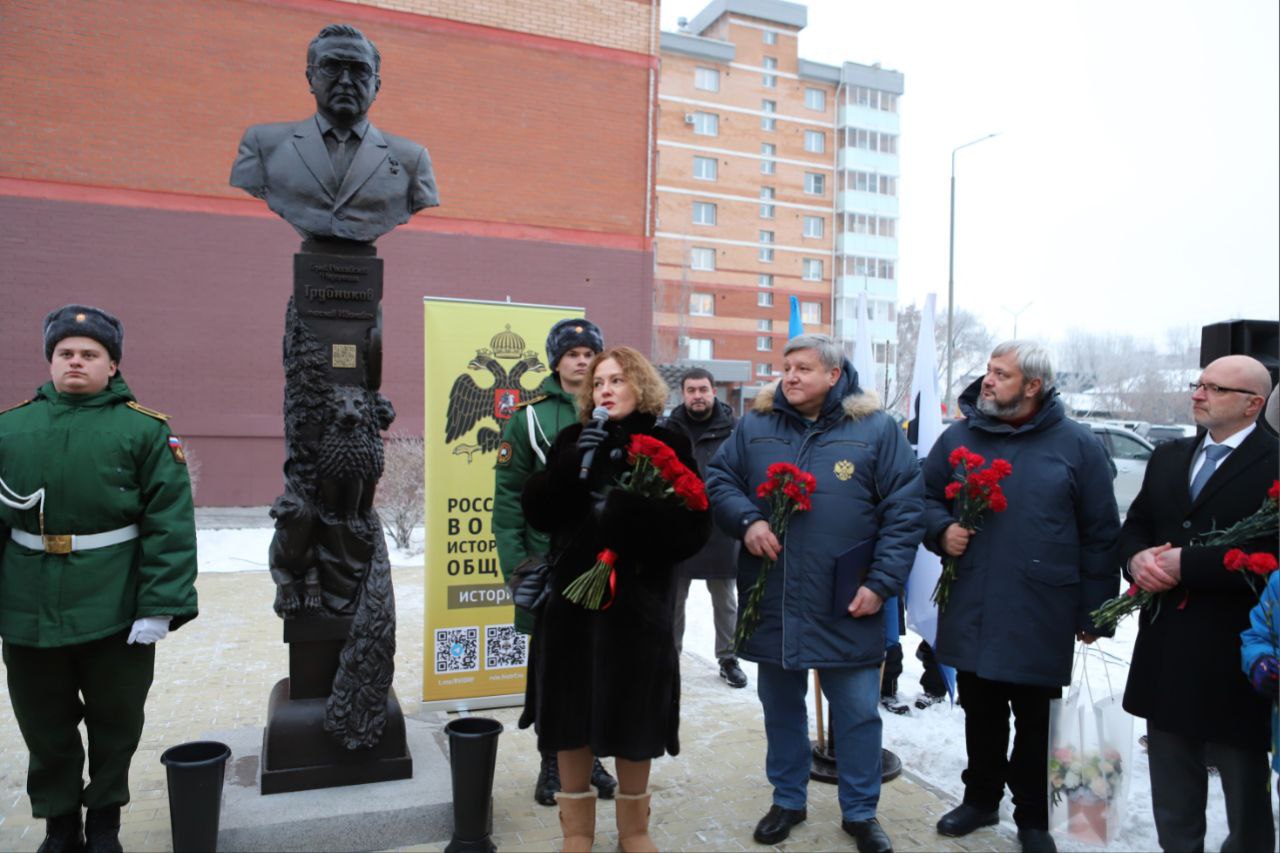 В Иркутске открыли бюст разведчика и дипломата, генерала армии Вячеслава Трубникова  По поручению Губернатора Приангарья Игоря Кобзева участие в торжественной церемонии принял заместитель Председателя Правительства Иркутской области Георгий Кузьмин.     Бюст установлен в сквере на пересечении улиц Волгоградской и Муравьева, недалеко от Иркутского авиационного завода, где во время Великой Отечественной войны работал отец Трубникова.  «Одна из важных задач российского общества – воздать должное героям недавнего прошлого, сделать всё для увековечивания памяти выдающихся деятелей России, особенно связанных с обеспечением безопасности нашей Родины. Эту благородную миссию мы должны выполнить, прежде всего, чтобы объяснить молодому поколению, что такое истинный патриотизм, чтобы молодёжь всегда могла противодействовать попыткам искажения отечественной истории», – подчеркнул Георгий Кузьмин.    Бюст установлен по инициативе Службы внешней разведки РФ, которую поддержали Правительство Иркутской области и администрация Иркутска. Бронзовый бюст изготовило Российское военно-историческое общество в рамках нацпроекта «Культура».    На открытии прозвучали выступления зампредседателя Российского военно-исторического общества и замначальника Управления Президента РФ по государственной политике в гуманитарной сфере Николая Овсиенко, депутата Заксобрания региона Дмитрия Мясникова, вице-мэра Иркутска Сергея Кладова, дочери Вячеслава Трубникова Марии Трубниковой, председателя Совета ветеранов Службы внешней разведки РФ Михаила Погудина и других участников мероприятия.   Подробнее – на официальном портале Правительства Иркутской области.