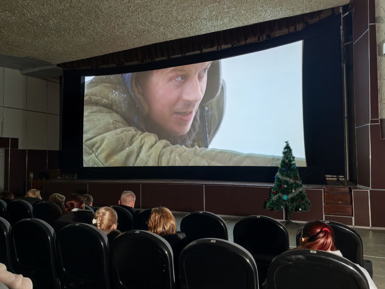 Новый кинозал Дружба открылся в Каланчаке обещают не только кино но и творческие встречи Работа стала возможной благодаря федеральной поддержке на которую закупили современное оборудование и заменили 272 кресла с экраном Региональный бюджет профинансировал капитальный ремонт с заменой отделки полов инженерных систем и установкой средств безопасности Все работы проведены по нормативам Сейчас в Херсонской области функционируют уже три кинотеатра в Геническе Скадовске Новотроицком а четвертым стал кинотеатр в Каланчаке