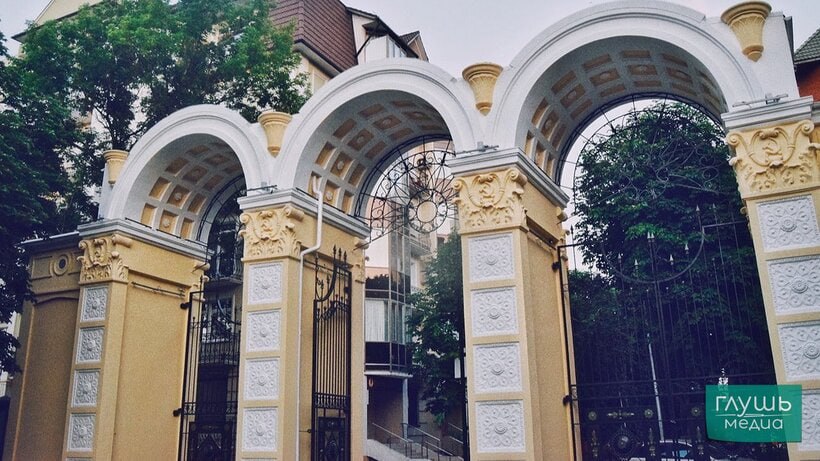 Мэр Саратова рассказал о планах чиновников по благоустройству Городского парка Мэр Саратова Михаил Исаев посетил Городской парк вместе с заместителем по благоустройству Татьяной Рыхловой и главным архитектором города Евгением Ивановым О дальнейших планах городских властей на работы по благоустройству парка он рассказал в Telegram сегодня 5 сентября По его словам сейчас представители администрации оспаривают сделки по которым в частном владении оказались система полива уличное освещение и ворота Из за отключений света закрытия ворот и тому подобного мы вынуждены менять график работы парка чтобы обеспечить безопасность саратовцев и гостей города которым пришлось бы вечером бродить здесь в потемках Пусть все это остается на совести бывшего арендатора Муниципалитет невзирая ни на какой шантаж будет поэтапно двигаться по пути развития чтобы вдохнуть в территорию горпарка новую жизнь сохранив при этом его природную уникальность подчеркнул глава города Иванов в свою очередь рассказал что в будущем в парке сделают зонирование направленное на разные группы отдыхающих мам с детьми пожилых людей молодежь и другие категории населения Лавочки урны указатели и другие элементы зоны отдыха выполнят в едином стиле На данный момент уже разработан дизайн торговых точек которые будут сдаваться в аренду Исаев уточнил что это будет происходить на основе открытого конкурса В планах властей также оценка состояния деревьев вместе со специалистами составление концепции развития краткосрочной и долгосрочной программ высадки новых деревьев Мэр отметил что особое внимание будет уделяться дубам Помимо этого чиновники пообещали провести оздоровление и озеленение каскада прудов и предусмотреть установку системы аэрации Экспертизу состояния парка необходимо сделать в этом году для выделения в следующем необходимой суммы на благоустройство Заходите на наш сайт это очень помогает редакции glush media news view id 3342