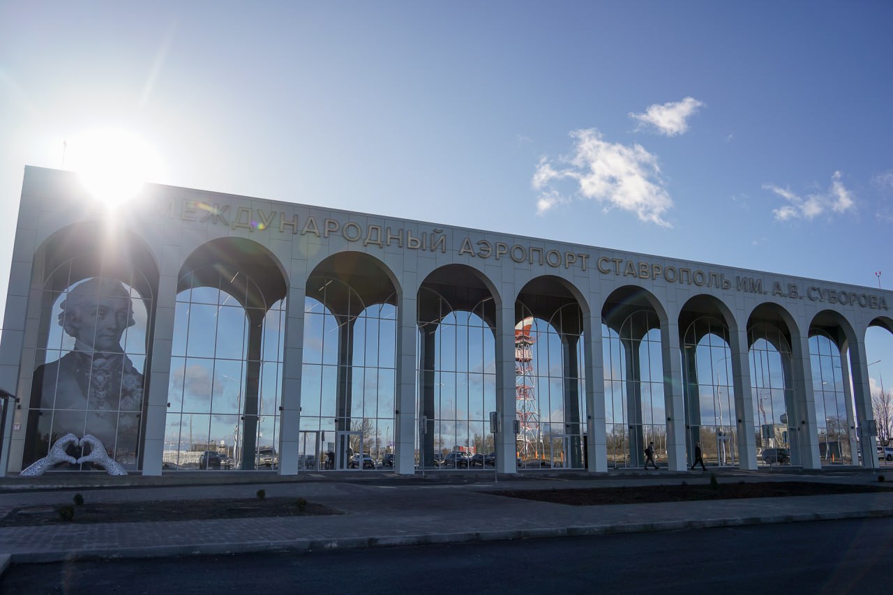 Обновление международного терминала аэропорта Ставрополя завершат в течение года Вопрос о сроках окончания реконструкции международного терминала аэропорта Ставрополя поступил на прямую линию губернатора Ставрополья Владимира Владимирова 17 февраля По словам главы края завершить обновление международного терминала воздушной гавани краевой столицы планируют в течение года Сейчас мы проводим работу чтобы дофинансировать проведение работ по реконструкции терминала международных авиалиний После чего приступим к реконструкции Планируем что к апрелю 2027 году новый терминал в аэропорту Ставрополя начнет работу рассказал Владимир Владимиров Напомним новый терминал внутренних линий открылся в аэропорту Ставрополя в 2024 году  Подписаться на 1777 в MAX