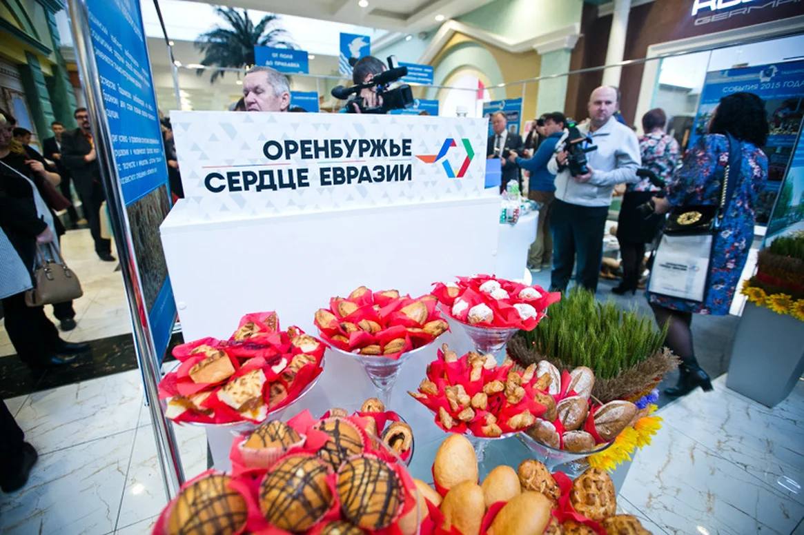 Оренбуржье стало лидером по количеству реализованных практик инициативного бюджетирования Оренбургская область отмечена как регион лидер по количеству реализованных практик инициативного бюджетирования в 2024 году Об этом говорится в ежегодном докладе Минфина России о лучших практиках развития инициативного бюджетирования в субъектах РФ по итогам прошлого года сообщает правительство региона В прошлом году в Оренбуржье были реализованы одна областная и 73 муниципальные практики В регионе развиваются различные муниципальные практики инициативного бюджетирования Народный бюджет Школьный бюджет Детский бюджет Молодежный бюджет Культурный бюджет Спортивный бюджет Муниципалитеты самостоятельно определяют все особенности вовлечения жителей в бюджетный процесс В этом году в Оренбургской области планируется 80 практик Также в докладе отмечены муниципальные образования Оренбургской области В число муниципалитетов лидеров по показателю Участники интернет голосований вошел Медногорск В рамках практики Школьный бюджет в выборе проекта приняли участие 19 440 человек Самые высокие показатели в очном голосовании в Переволоцком районе В выборе проекта Молодежный бюджет приняли участие 17 331 человек В тройку лидеров среди субъектов РФ вошли Краснодарский край 60 практик и Самарская область 52 практики Инициативное бюджетирование способствует более активному вовлечению граждан в систему государственного и муниципального управления в принятие решений затрагивающих вопросы регионального и местного значения а также повышению открытости и эффективности бюджетных расходов kommersant volga