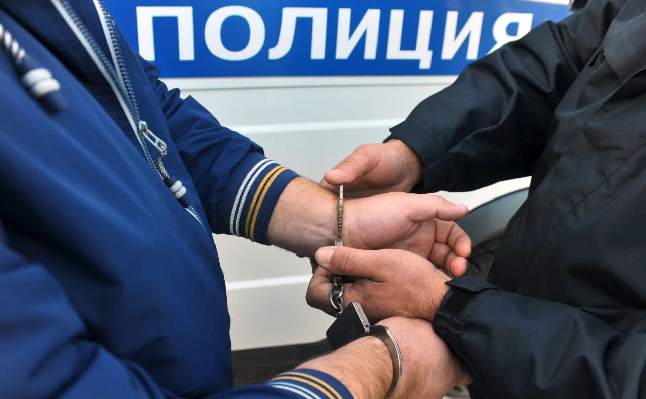 В Новороссийске будет наказан мужчина похитивший деньги со счета друга 22-летний житель Крымского района, обвиняемый, находясь в подсобном помещении сетевого магазина, незаметно завладел мобильным телефоном коллеги, с которой находился в дружеских отношениях, и оформил на ее имя потребительский кредит. Зная пароль, мужчина воспользовался мобильным приложением банка и перевел заемные 750 тысяч рублей на свой банковский счет. Обвиняемому грозит наказание лишение свободы на срок до 6 лет.