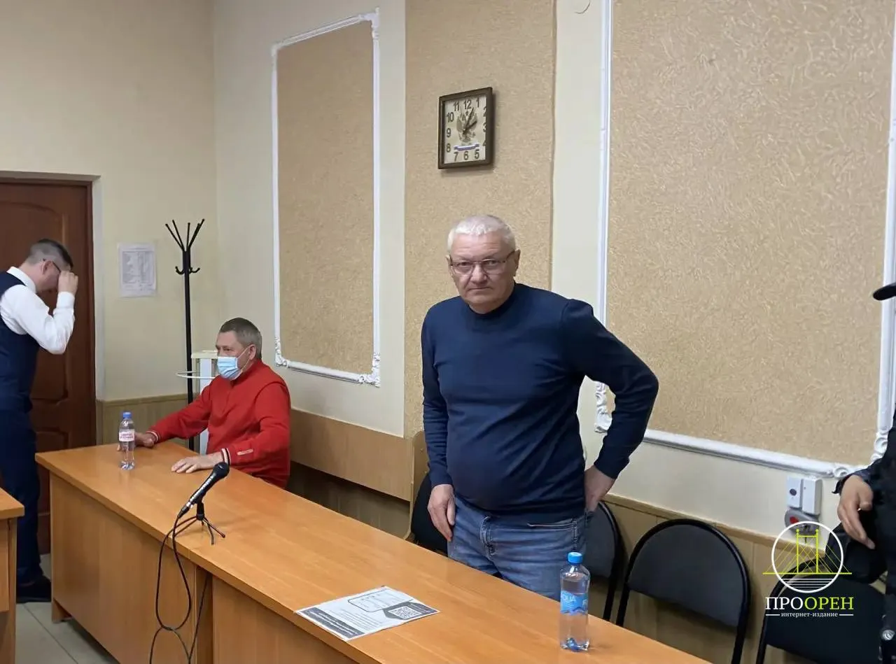 Предприниматель дававший взятки Чахееву получил реальный срок Про Криминал Ленинский районный суд огласил приговор за взятки не только бывшему заместителю министра культуры Оренбургской области Анатолию Чахееву Но и предпринимателю который их давал Однако чиновник получил 4 года условно а бизнесмен Владимир Редин 2 года в колонии общего режима Ему также придется выплатить штраф в размере 2 5 млн рублей Еще суд запретил мужчине заниматься распорядительными функциями на 3 года Редина взяли под стражу в зале суда Сайт Telegram VK Max 16 oren4oren