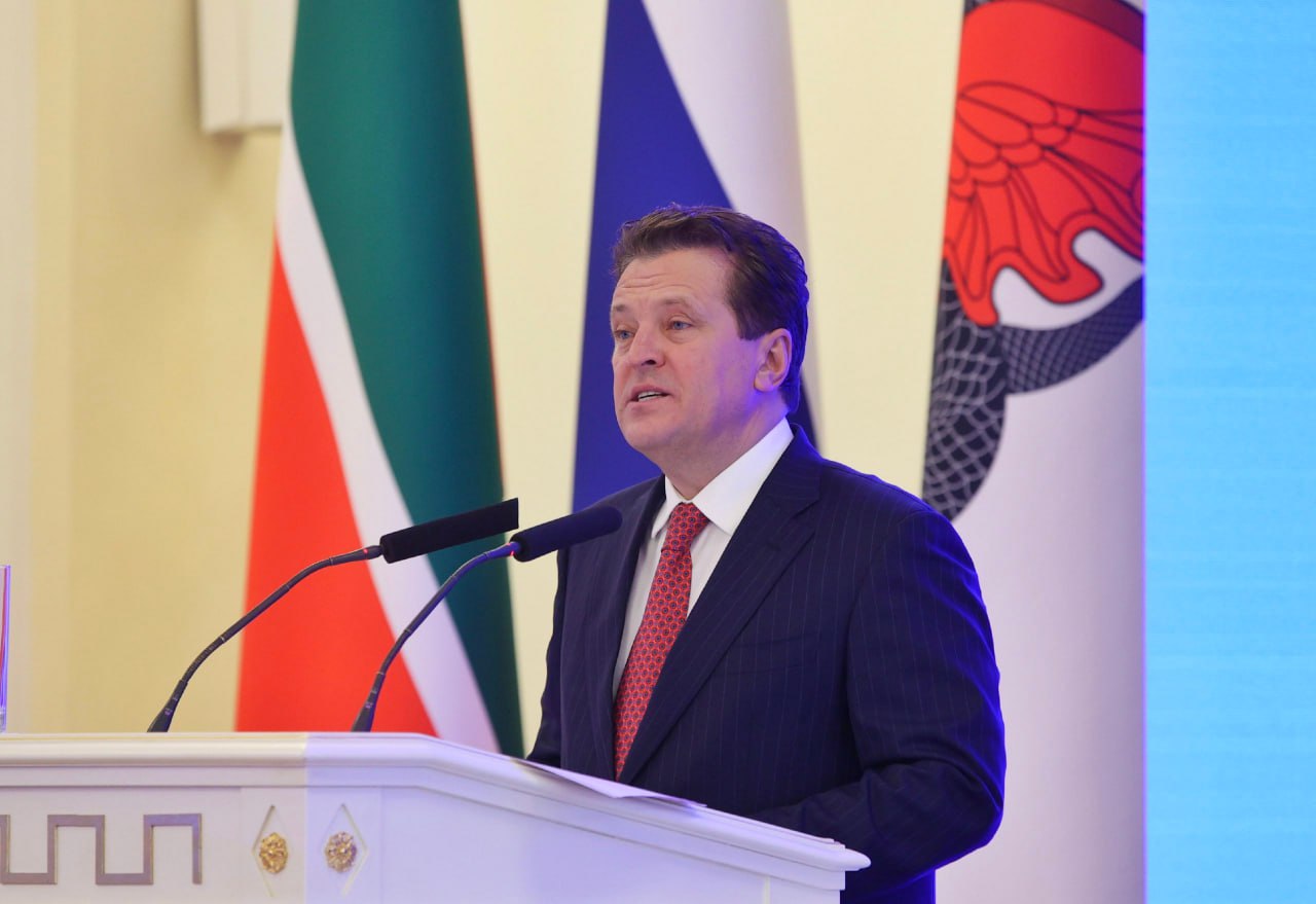 Ильсур Метшин занял второе место в Национальном рейтинге мэров городов России Рейтинг составлен ЦИК Рейтинг в партнерстве с Финансовым университетом при Правительстве РФ Градоначальника Казани опередил мэр Москвы Сергей Собянин а на третьей строчке расположился мэр Уфы Ратмир Мавлиев Всего в исследовании участвовали мэры 88 городов России Среди ключевых позитивных событий повлиявших на позицию Метшина в рейтинге запуск Центра развития футбола в этом году в церемонии открытия которого принял участие Владимир Путин Мэрия также получила признание на федеральном уровне Ильсур Метшин был удостоен награды в номинации Мэр года KazanFirst   в бот