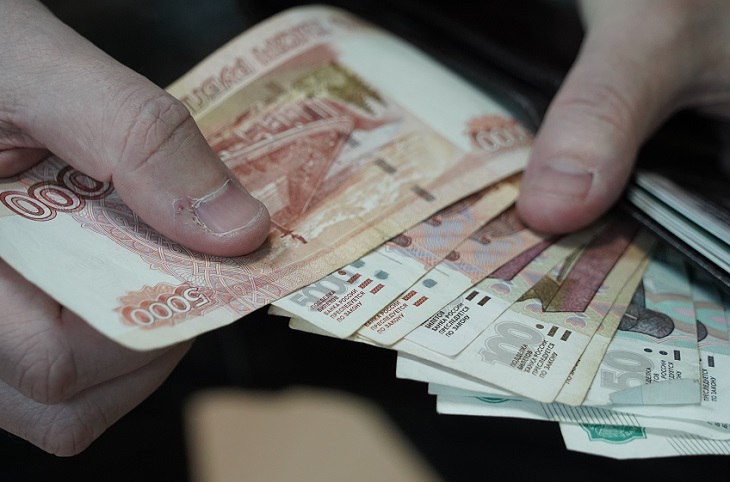 В Волгоградской области в получении взятки в крупном размере подозревается участковый врач терапевт сообщили V102 RU в СУ СКР по региону Установлено что подозреваемый в течение 2024 года систематически за денежное вознаграждение оформлял поддельные электронные листки нетрудоспособности без оценки состояния здоровья и диагностических мероприятий Деньги врач получал через своего коллегу Таким образом с января 2024 го он заработал 206 500 рублей это общая сумма взяток Уголовное дело возбуждено Новоаннинским межрайонным следственным отделом по двум статьям УК РФ Проводится расследование Следствие не исключает что будут установлены иные аналогичные эпизоды криминальной деятельности подозреваемого Органами СКР также будет дана правовая оценка действиям пациента взяткодателя и посредника коллеги врача сообщили в СУ СКР