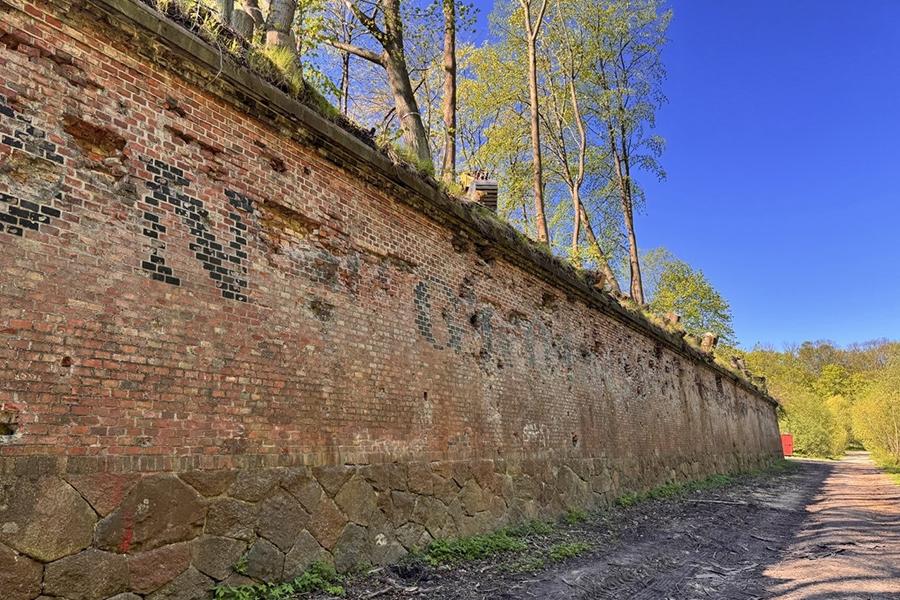 На подпорной стене бастиона «Грольман» восстановили историческую надпись «В ходе ремонта подпорной стены объекта культурного наследия регионального значения „Бастион „Грольман“, 1851 г.“ город Калининград, улица Литовский вал, 21, 21д. пользователь ООО „Актив“ восстановил сильно повреждённую историческую надпись. Сам ремонт названного архитектурного элемента практически завершён», — сообщила Служба государственной охраны объектов культурного наследия Калининградской области. Фото: страница Службы государственной охраны ОКН Калининградской области в соцсети «ВКонтакте»