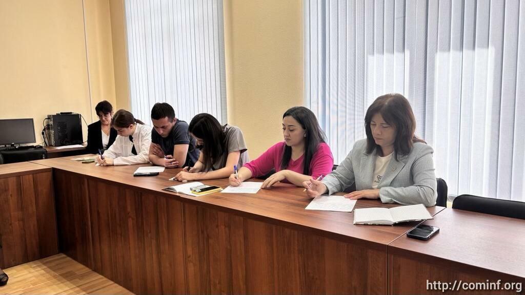 В Цхинвале на базе ЮОГУ прошел тотальный диктант по осетинскому языку, организованный лингво-культурным центром имени Василия Абаева при деканате осетинской филологии госуниверситета. Участниками диктанта стали педагоги, школьники, студенты, представители общественности республики, работники средств массовой информации. Как рассказала «Ресу» декан факультета осетинской филологии и ПМНО, кандидат филологических наук Инга Тибилова, диктант приурочен к Дню осетинского языка. «Диктант проводится в целях популяризации и поддержки осетинского языка. Текст диктанта был взят из произведения "Урс фынтæ" осетинского писателя и прозаика Алеша Гучмазты», - сказала она. День осетинского языка и литературы празднуется ежегодно 15 мая. Этот праздник приурочен к выходу в свет в 1899 году книги «Ирон фæндыр» основоположника осетинской литературы Коста Хетагурова.