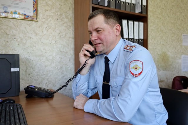 В пятницу 15 августа жителей региона в УМВД России по Костромской области будет работать прямая телефонная линия.  На вопросы костромичей ответят сотрудники информационного центра регионального УМВД Андрей Горшков, начальник отдела ИЦ Екатерина Иванова и инспектор группы по архивной работе Оксана Соколова.  Полицейские проконсультируют граждан по вопросам оказания государственных услуг по линии архивной и информационно-справочной работы. Дадут разъяснения по порядку получения справок о судимости, административном наказании, реабилитации, проконсультируют о порядке проставления апостиля и получения копий архивных документов, связанных с социальной защитой граждан, предусматривающей их пенсионное обеспечение, а также получение льгот и компенсаций в соответствии с законодательством Российской Федерации.  Звонки принимаются с 14.30 в течение часа по телефону 8 4942  397-403. #мвдКострома #госуслуги