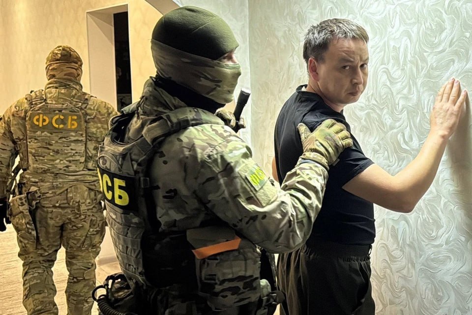 Получал взятку щебнем и черноземом задержали начальника отделения ГАИ который закрывал глаза за многотонную плату Сотрудники ФСБ и Следственного комитета вышли на след еще одного взяточника Утром 17 декабря они нагрянули к начальнику отделения ГАИ Кунашакского района Челябинской области Мужчину подозревают в получении взяток за совершение незаконных действий По версии следствия взятки он получал с апреля по сентябрь этого года Через посредников директор коммерческих организаций передал ему 40 тонн щебня и 30 тонн чернозема сумма получилась значительная За такое вознаграждение начальник отделения ГАИ не составлял протоколы о нарушениях правил дорожного движения водителями грузовиков той самой фирмы   Подписаться на chelkp