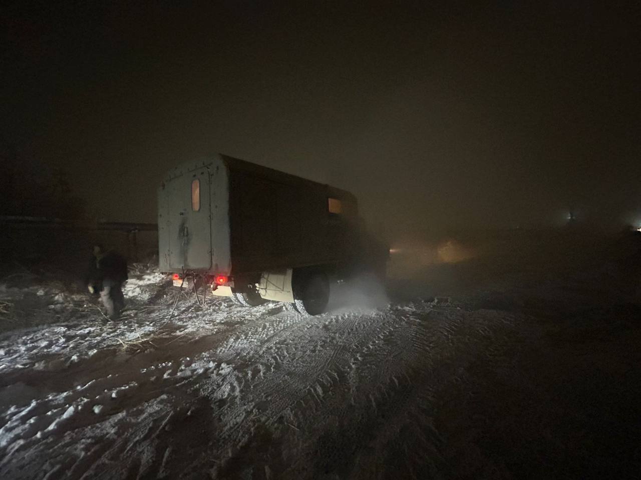 В Автодорожном округе восстановлено холодное водоснабжение в жилых домах  Промерзание сетей произошло накануне, в результате без подачи холодной воды осталось 4 мкд и 5 домов частного сектора.  «На место незамедлительно была направлена дежурная бригада в составе 10 специалистов и 4 единиц техники. За ночь удалось восстановить подачу воды в три дома, сегодня в течении дня сменной бригадой завершили работы в оставшихся домах. Ситуацию осложняли аномально низкие температуры на улице, однако, наши специалисты за короткий срок смогли отогреть 600 метров сетей и заменить порядка 200 метров сетей - генеральный директор АО «Теплоэнергия», Михаил Воробьев».  Всего за сутки на устранении последствий промерзания было задействовано 2 бригады общей численностью 18 человек и 5 единиц техники.   Напомним, в случае необходимости, для принятия оперативных мер просим горожан обращаться в оперативно-диспетчерскую службу АО «Теплоэнергия» по номеру 35-85-33, 35-81-74, а также 509-000, доб. 100. Кроме того предприятие ведет прием обращений в платформе обратной связи от Госуслуг.    Наш сайт     Наш канал     Бот    Мы в ВК     Мы в ОК  #АОТеплоэнергия   #ВашеТеплоНашеДело