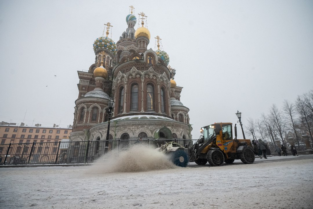 Доброе утро, Петербург!   Последний день новогодних каникул город проведет во власти циклона. Небо будут закрывать плотные облака, пройдет снег и мокрый снег. При этом осадки местами ожидаются сильные. А на дорогах и тротуарах будет скользко.   Температура будет держаться в пределах от 0 до +2 градусов. Скорость ветра составит от четырех до девяти метров в секунду, вечером порывы усилятся.    : СПб