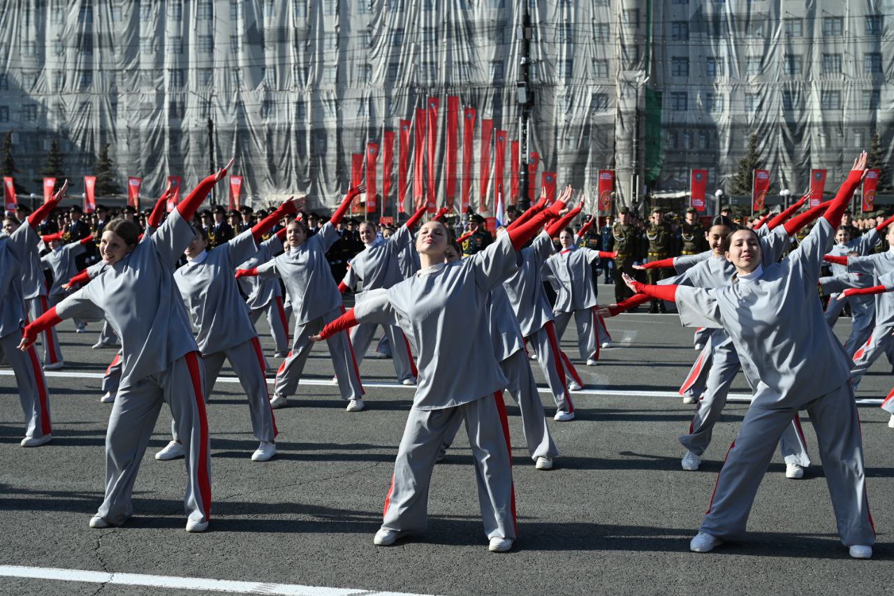 В Челябинске временно перекроют главную площадь города Сегодня, 5 мая, площадь Революции будет закрыта для прогулок по ней. Ограничения связаны с репетицией творческих коллективов, принимающих участие в Параде Победы. Перекрытие будет действовать с 5 до 9 вечера, при это в Управлении культуры администрации Челябинска акцентировали внимание, что движение транспорта по проспекту Ленина продолжится в обычном режиме. «Просим пешеходов заранее планировать свой маршрут передвижения», – отметили в ведомстве. Ранее мы рассказывали о том, как пройдет Парад в Челябинске в этом году.