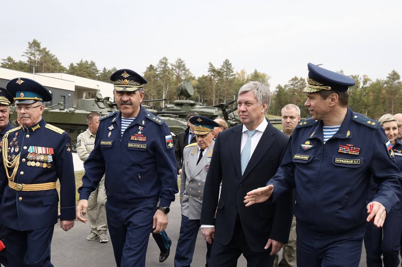 Новые корпуса Ульяновского гвардейского суворовского военного училища   В Ульяновске открыли новые корпуса Гвардейского суворовского военного училища, где ребята уже начали занятия. Сегодня я вместе с заместителем Министра обороны РФ генерал-полковником Юнус-Беком Евкуровым осмотрел новые площади. В новых корпусах расположены учебный и два спальных корпуса, столовая, крытый спорткомплекс с оборудованными спортзалами, бассейном и ледовой ареной. Учебное заведение теперь сможет принимать 560 курсантов. Ранее училище находилось в старом техническом училище на протяжении 10 лет.   Два года назад я обратился в Министерство обороны с просьбой создать новые площади, и регион получил необходимую поддержку, что дало старт активной работе. Корпуса были построены военными строителями всего за 8 месяцев. Мы будем продолжать сотрудничество с Минобороны и у нас есть амбициозные планы, включая возрождение высших военных училищ в регионе, развитие военного городка для 104-й десантно-штурмовой дивизии и создание нового военного госпиталя.    Подписаться   Поддержать канал бустом