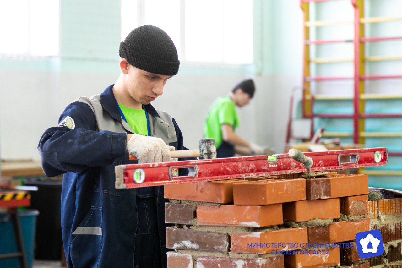 В Омской области продолжаются соревнования Регионального этапа чемпионата «Профессионалы»  Будущие строители также соревнуются в мастерстве. Об этом сообщают наши коллеги из минстроя Омской области. Студенты строительного колледжа, колледжа транспортного строительства, Сибирского профессионального колледжа, колледжа отраслевых технологий строительства и транспорта соревнуются в компетенциях:    архитектура    технологии информационного моделирования    сметное дело  кирпичная кладка  Работу оценивают индустриальные эксперты и представители строительных компаний региона, заинтересованные в кадровом обеспечении своих производств.     Соревнования чемпионата проходят на 20 конкурсных площадках профессиональных образовательных учреждений региона. В чемпионате принимают участие более 360 студентов. Работу конкурсантов оценивают около 500 экспертов, среди которых индустриальные эксперты.    В пятницу, 14 марта во дворце искусств имени А.М. Малунцева пройдет закрытие регионального чемпионата, где подведут итоги чемпионата.