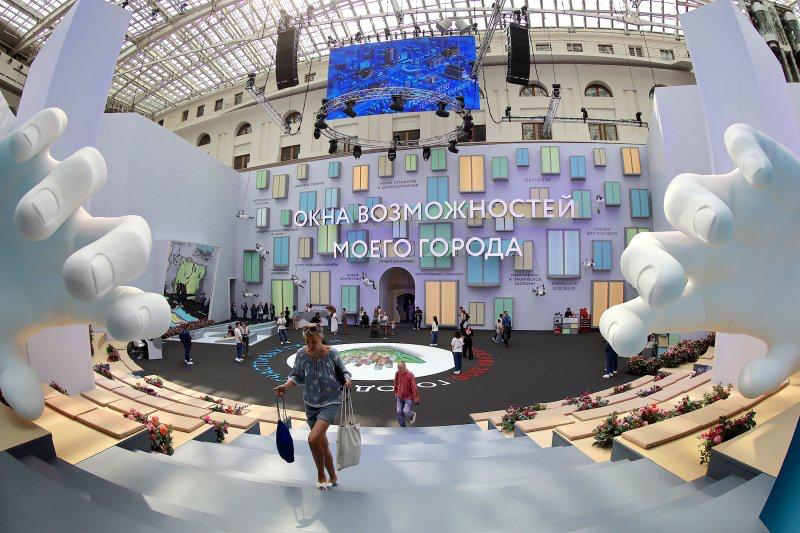 В столице открылся форум-фестиваль "Территория будущего. Москва 2030" В столице стартовал форум-фестиваль "Территория будущего. Москва 2030". Москвичи и гости города на 113 площадках до 14 сентября смогут заглянуть в будущее и узнать, какой станет столица через несколько лет. "Выставка погружает гостей в атмосферу бесконечных возможностей, которые имеются в Москве для человека - карьера, счастливая семья, здоровье, друзья, единомышленники", - рассказал замруководителя департамента труда и социальной защиты населения, директор форума в Гостином дворе Владимир Филиппов. Узнать о новинках транспорта, градостроительства и промышленности можно в "Манеже", где пройдет интерактивная выставка для всей семьи "Та самая Москва". В этом году прямо на улице установлены симуляторы городского транспорта и строительной техники. #СолодовниковКратко #СолодовниковГД