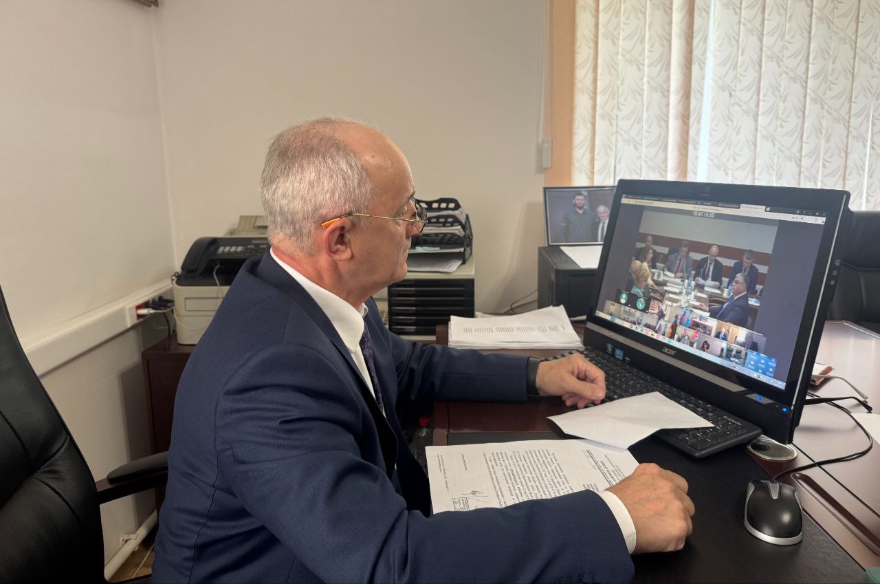 В режиме видеоконференцсвязи председатель Комитета Парламента Чеченской Республики по бюджету, банкам и налогам Иса Бисаев принял участие в заседании Комитета Государственной Думы по бюджету и налогам, где  рассматривались проекты федеральных законов № 914318-8 «О внесении изменений в ФЗ «О федеральном бюджете на 2025 год и на плановый период 2026 и 2027 годов» и № 914321-8 «О внесении изменений в Бюджетный кодекс Российской Федерации».   На заседании выступили: Министр финансов Российской Федерации А.Г. Силуанов, а также представители  Счетной палаты РФ, Минэкономразвития России и Банка России.  Заслушали доклад министра финансов РФ «О внесении изменений в Федеральный закон «О федеральном бюджете на 2025 год и на плановый период 2026 и 2027 годов». Состоялось обсуждение законопроектов и голосование по рекомендации Государственной Думе по включению их в повестку очередного заседания  Госдумы.