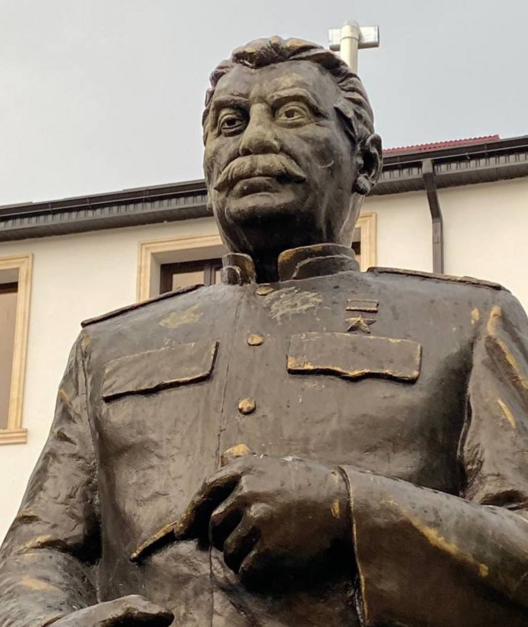 Памятник Джугашвили в Цхинвале восстановлен за счет родителей школьников, повредивших его в ходе спора о роли в истории Осетии. Как сообщает , снесённые нос и глаз монумента, установленного у хлебокомбината, были возвращены на место. Владелец предприятия снял заявление из милиции, однако один из подростков останется на учёте в ОПДН. Напомним, что подростки нанесли повреждения памятнику Иосифу Джугашвили, обсуждая его ответственность за трагедии, пережитые осетинами в XX веке.