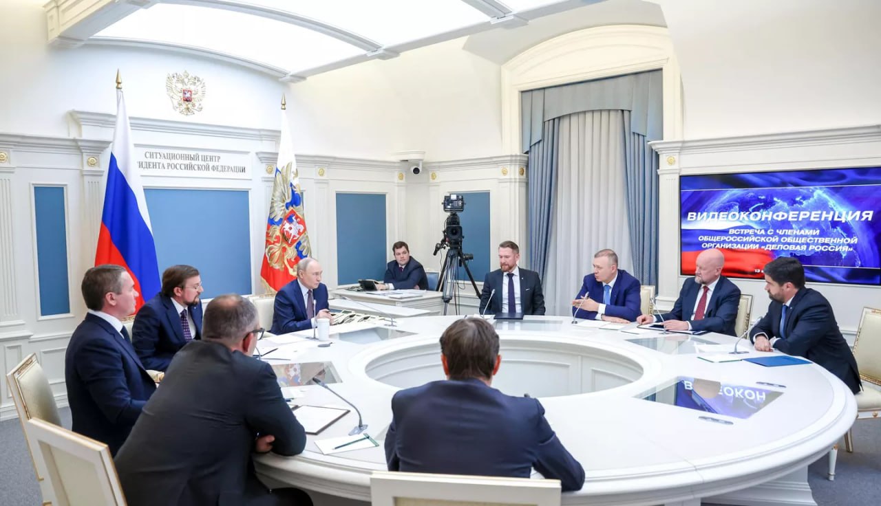 Путин в ходе XX съезда "Деловой России" пошутил про кровати российской марки Hoff, отметив, что рассказ про них будет "кстати" после выступлений представителей сети ресторанов русской кухни "Теремок" и группы компаний "Абрау-Дюрсо".