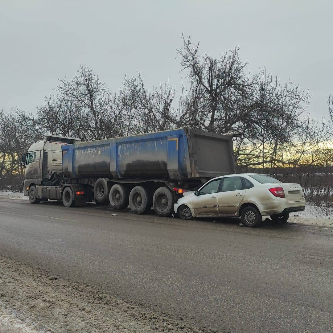 В Предгорном округе в результате наезда на стоящий грузовик пострадал один человек.    По предварительным данным, 16 декабря примерно в 8 часов на 53 километре автодороги «Новопавловск-Зольская-Пятигорск», водитель автомобиля Лада Гранта выбрал скорость, не обеспечивающей постоянный контроль за транспортом, не учел дорожные и метеорологические условия, в результате чего совершил наезд на стоящий грузовой автомобиль Sitrak с полуприцепом.    В результате автоаварии, водитель автомобиля Лада Гранта, 60-летний житель Предгорного округа, был госпитализирован в Предгорную больницу.   Тяжесть травм обусловлена не использованием ремней безопасности.   Водитель грузовика, 46-летний житель города Ессентуки, не пострадал.    Установлено, что мужчина за последние 2 года к административной ответственности привлекался единожды.    По факту автоаварии проводится проверка. Детальные обстоятельства происшествия уточняются.