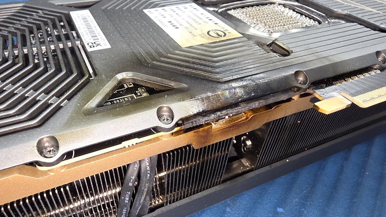 Видеокарта ZOTAC GeForce RTX 5090 загорелась прямо во время игры в бета-версию Battlefield 6. Владелец графического ускорителя рассказал, что огонь полыхал около 10 секунд и повредил некоторые другие компоненты компьютера.
