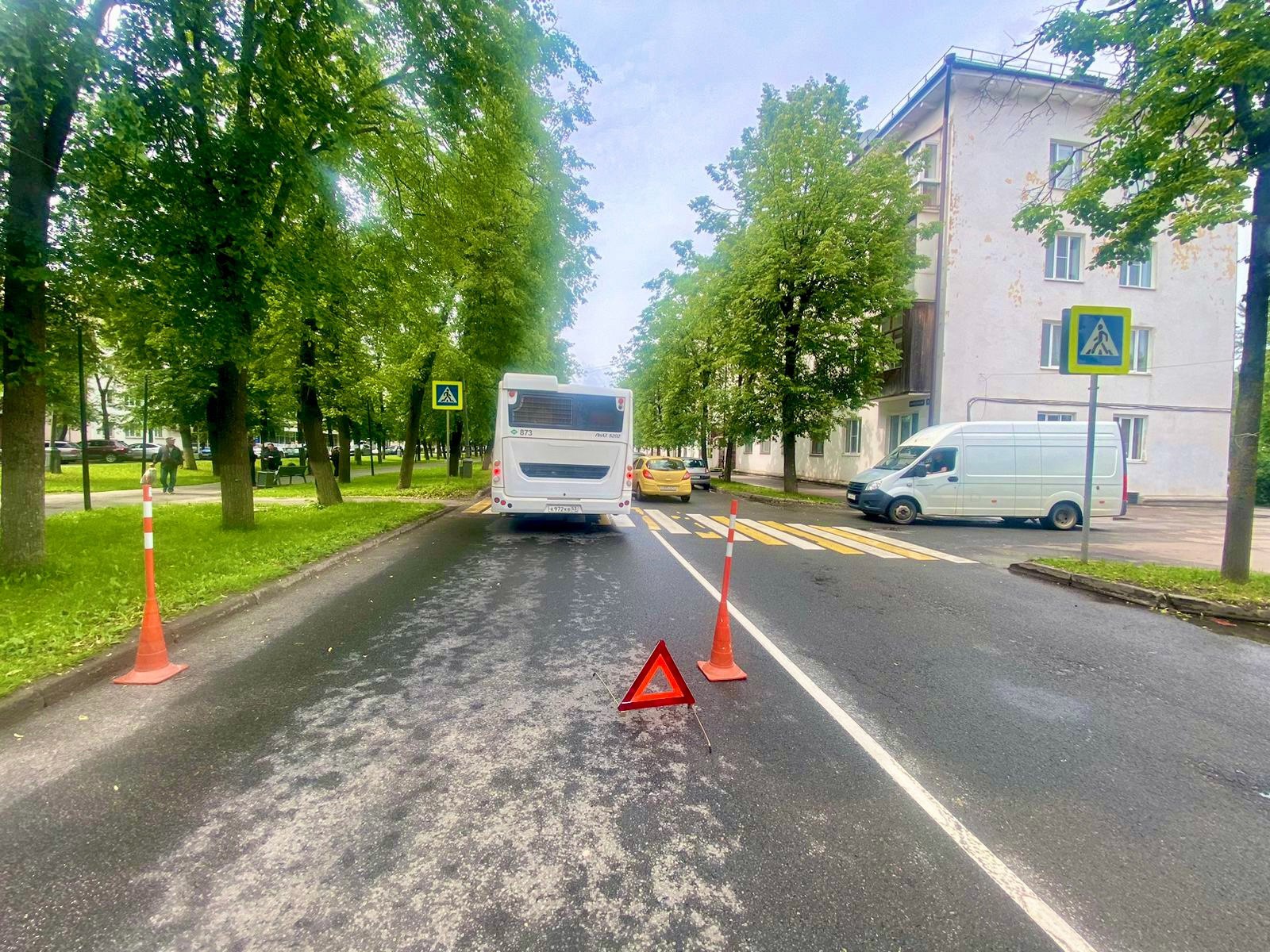 Автобус сбил человека на Воскресенском бульваре в Великом Новгороде 10 июня в 12:50 в Великом Новгороде на Воскресенском бульваре 50-летний мужчина на городском автобусе наехал на пешехода. 63-летний мужчина переходил проезжую часть по нерегулируемому пешеходному переходу. В результате ДТП пешеход был доставлен в областную больницу с закрытой черепно-мозговой травмой.