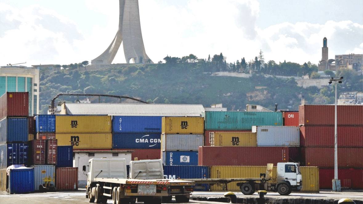 Правительство Алжира вносит корректировки в систему импорта направленные на обеспечение бесперебойного функционирования производств в условиях возможной нехватки ресурсов ℹ  Если экстренные нужды предприятия не учтены в полугодовых таблицах прогнозирования импорта возможно подать дополнительный запрос на импорт оборудования комплектующих или сырья посредством специальных форм прогнозирования Дополнительные разрешения будут выдаваться только в случаях когда существует реальная необходимость поддержать производственные процессы или обеспечить поставку товара на внутренний рынок При этом подчеркивается строгое ограничение на ввоз любых готовых товаров аналогичных отечественным для защиты внутреннего производства и развития национальной экономики Подписаться на канал Торгпредства России в Алжире Подписаться на канал Торгпред Официальный сайт Торгпредства России в Алжире