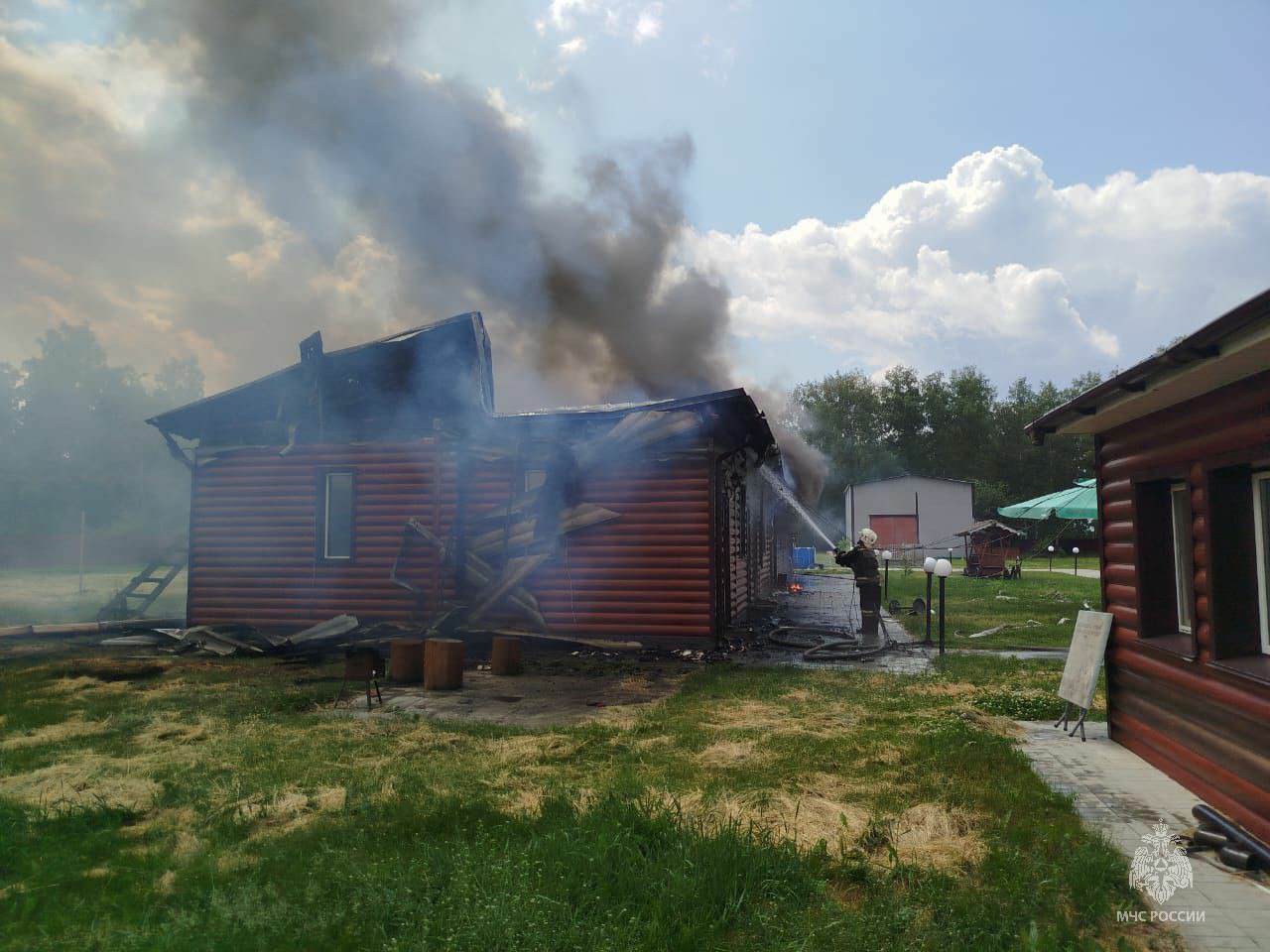 В поселке Красный Май Павловского района произошел пожар в отдельно стоящей хозяйственной постройке на территории базы отдыха. Пожар ликвидирован на площади около 250 квадратов. На месте происшествия работали 4 автоцистерны и 8 человек личного состава. Пострадавших нет. ‼ Предварительная причина - нарушение правил монтажа электрооборудования короткое замыкание электропроводки в подсобном помещении . МЧС напоминает: - не включай в розетку неисправные электроприборы; - монтаж электропроводки доверяй только специалистам; - не перегружай сеть - это снизит риск замыканий. Ваша безопасность - ваша ответственность!
