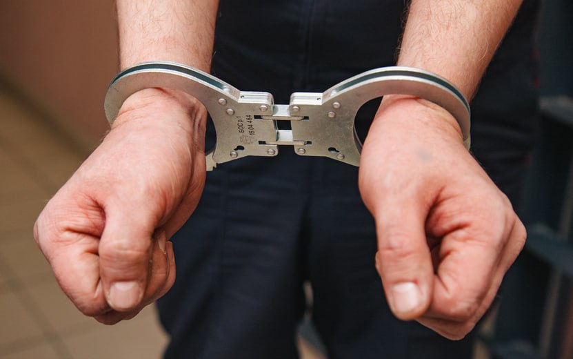 Задержали за призывы В Ижевске местного жителя задержали по подозрению в публичных призывах к осуществлению экстремистской деятельности сообщает пресс служба УФСБ по Удмуртии По данным ведомства фигурант разместил в интернет материалы содержащие призывы к совершению насилия в отношении представителей органов власти Возбуждено уголовное дело проводятся оперативно розыскные мероприятия и следственные действия Задержанному грозит до 5 лет лишения свободы izhlife ru Удмуртия Ижевск