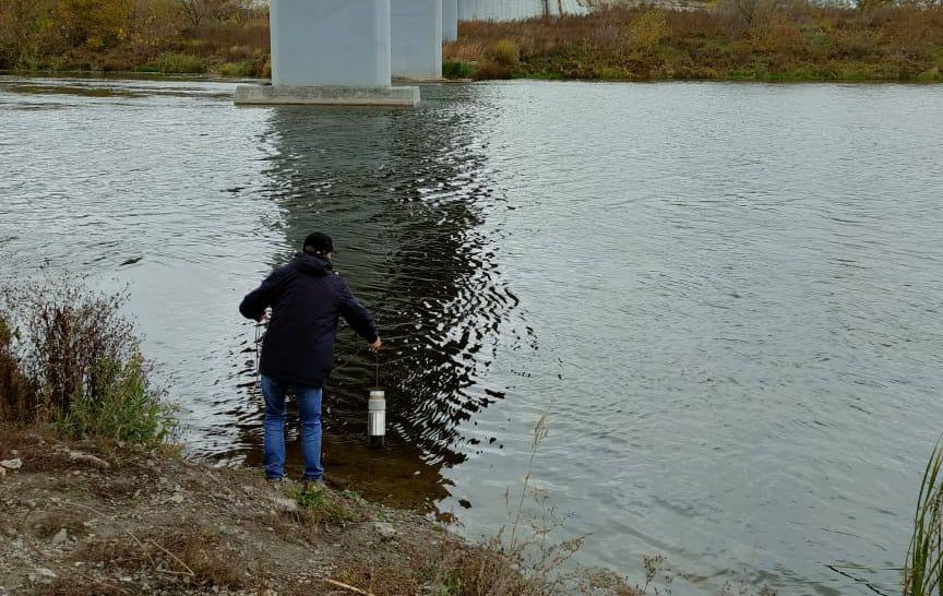 Специалисты взяли пробы воды из реки Дон в районе села Новоживотинное после жалоб местных жителей на разлив солярки в водоём На поверхности воды обнаружили маслянистые пятна неизвестного происхождения При этом характерного для нефтепродуктов запаха который отмечали очевидцы выявлено не было Результаты проб воды станут известны в ближайшие дни Также сотрудники отдела государственного экологического надзора устанавливают источник загрязнения vrn aif ru incidents details proby vody vzyali iz reki don posle zhalob voronezhcev na razliv solyarki aifvrn
