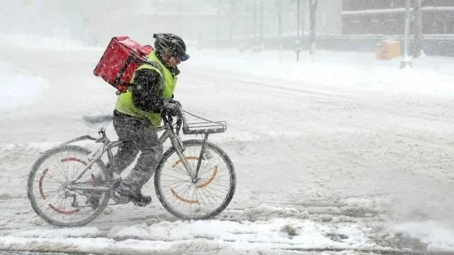 Из за морозов россияне все чаще заказывают еду на дом По данным аналитиков ЮMoney за период с начала зимы до 20 января количество онлайн заказов еды из ресторанов и кафе выросло на треть год к году пишет Коммерсантъ Оборот заведений при этом увеличился на 43 а средний чек поднялся на 7 и составил 1265 руб Погодные условия действительно могут значительно влиять на спрос говорит глава компании Infoline Аналитика Михаил Бурмистров Динамика есть но я бы сказал что она скорее не связана с ситуацией на рынке общественного питания который на самом деле как и рынок ритейла сейчас находится в фазе определенного охлаждения В то же время очень серьезное влияние оказывает погодный фактор Январь 2026 года в среднем на 8 C холоднее чем январь 2025 года Конечно это очень стимулирует к тому чтобы заказать доставку Поэтому этот рост мы в основном связываем с существенным влиянием погодного фактора Второй момент это конечно то что крупнейшие участники рынка сейчас активно расширяют свой ассортимент дополняя его теми линейками которых раньше не было например сейчас очень большой акцент на завтраке По мере нивелирования погодного фактора мы видим конечно определенное замедление То есть за счет эффекта высокой базы темпы роста снижаются В целом 2026 год характеризуется более слабой динамикой реальных доходов населения плюс мы видим что произошло значительное охлаждение на рынке труда то есть у потребителей стало больше свободного времени Поэтому конечно динамика если мы говорим про доставку будет несколько медленнее чем январский показатель По нашим оценкам вклад погодных условий может составлять от восьми до десяти процентных пунктов это рост о котором говорят коллеги