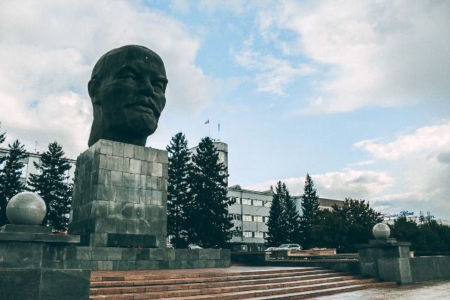 Помощь от Путина Бурятии списали 4 6 миллиарда рублей долга Из них в июле 1 7 млрд рублей за 2024 год в ноябре 2 9 млрд рублей Всего с 2025 по 2029 годы будет списано 11 7 млрд рублей бюджетных кредитов Глава Бурятии Алексей Цыденов отметил что это решение президента Владимира Путина открывает новые горизонты для развития региона и позволяет снизить долговую нагрузку Благодаря решению Владимира Путина Бурятия получила возможность к развитию а теперь снизить долговую нагрузку Сегодня в не самое простое время когда доходы республиканского бюджета не растут а расходы увеличиваются федеральный центр пришел на помощь отметил Алексей Цыденов Списанные средства позволят республике уверенно смотреть в будущее выполнять социальные обязательства оказывать помощь бойцам на специальной военной операции и развивать республику добавил глава Новости Бурятии