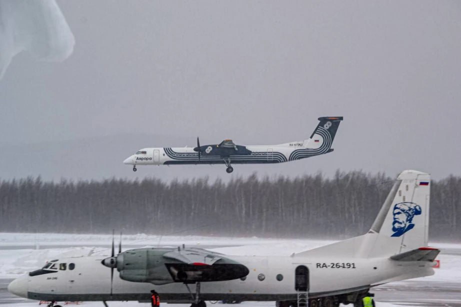 Количество пассажиров воспользовавшихся программой льготных авиаперевозок в крае увеличилось за год на 6 По итогам 2025 года ее участниками стали более 52 тыс жителей края В регионе действуют две программы поддержки пассажиров Первая ориентирована на постоянно проживающих жителей шести северных территорий Для них установлена фиксированная стоимость перелета 4 5 тыс рублей для взрослых и 3 тыс рублей для детей от 2 до 12 лет Вторая программа предлагает 50 скидку на авиабилеты без ограничений по количеству перелетов для граждан РФ в возрасте 12 23 лет мужчин старше 60 лет женщин старше 55 лет инвалидов I группы детей инвалидов сопровождающих их лиц а также инвалидов с детства II и III групп  В 2026 году полетную программу увеличили на 233 рейса На большинстве из них можно воспользоваться льготными тарифами Льготные авиабилеты доступны в кассах авиакомпаний у уполномоченных агентов и на официальных сайтах перевозчиков ХАБАРОВСКИЙ КРАЙ в МАХ
