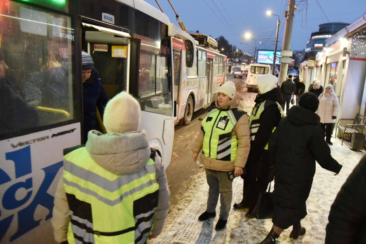 Мэр Омска назвал количество «зайцев» в городских автобусах  Мэр Омска Сергей Шелест рассказал о борьбе с безбилетниками в городских автобусах.   Накануне контролеры ПП №8 провели очередной, в ходе которого проверили более 220 автобусов. Их «улов» – 18 пассажиров, не оплативших вовремя проезд.  - Всего же с начала года контрольные мероприятия прошли в 5139 транспортных средствах, а в работу были переданы 237 актов за безбилетный проезд, - написал мэр в своем телеграм-канале.   На сегодняшний день штраф за безбилетный проезд в общественном транспорте Омска составляет от 300 до 1000 рублей при первом нарушении и от 1500 до 2000 – при повторном.