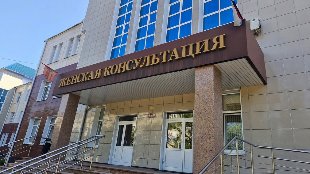 В Брянской области в этом году планируется открыть восемь женских консультаций. Они появятся в тех районах, где ранее существовали только кабинеты акушеров-гинекологов. Их открытие позволит оснастить медорганизации современным оборудованием, а также повысит качество помощи женщинам в малых городах и отдаленных населенных пунктах. В настоящее время во всех женских консультациях проводят встречи с будущими мамами и женщинами, которые стоят перед репродуктивным выбором. Фото: РИА «Стрела»