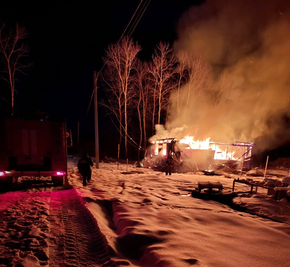 Огонь оставил многодетную семью без крыши над головой    Пожар вспыхнул в станице Саратовской  Горячий Ключ . Дом отапливался печкой, строение было каркасным. В семье проживают трое детей: 15-летние Дмитрий и Полина, и 6-летний Петр. К счастью, никто не пострадал. Однако дом уничтожен полностью.    Глава муниципалитета поручил службам оказать семье всю необходимую поддержку.   — Поможем восстановить документы. Оперативно выплатим материальную помощь. Уже собрали кое-какие вещи, постельное белье. Вижу, что и горожане организовали сбор. Любая помощь важна — у семьи ничего не осталось. От беды никто не застрахован, повторюсь, главное, что все живы и здоровы, остальное поправимо, — написал Сергей Белопольский.   Быть в курсе   Прислать новость