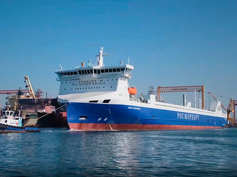 Запуск железнодорожных паромов на Каспии утроит грузооборот МТК Север Юг Запуск железнодорожных паромов через Каспийское море может улучшить логистику международного транспортного коридора Север Юг и расширить возможности для российского экспорта Об этом заявил учредитель форума МТК Север Юг новые горизонты и руководитель компании Русиранэкспо Александр Шаров Господин Шаров отметил что нынешняя ветка МТК включает мультимодальный маршрут где грузы перевозятся водным железнодорожным и автомобильным транспортом через Каспийское море Например товары из Астрахани в Африку доставляются морскими судами затем в иранском порту перегружаются на наземный транспорт и снова на корабли в Персидском заливе Глава Русиранэкспо считает что развитие каспийской ветки из российских портов в другие прикаспийские страны логически оправдано Он предполагает что внедрение железнодорожных паромов может увеличить грузооборот этого направления в три раза Появление судов способных перевозить целые железнодорожные составы с различными грузами бензин дизельное топливо наливную химию мазут газовый конденсат и аммиак упростит логистические процессы По мнению господина Шарова нынешняя логистика МТК Север Юг не соответствует современным требованиям При наличии необходимых разрешений запуск парома может быть осуществлен примерно за шесть месяцев