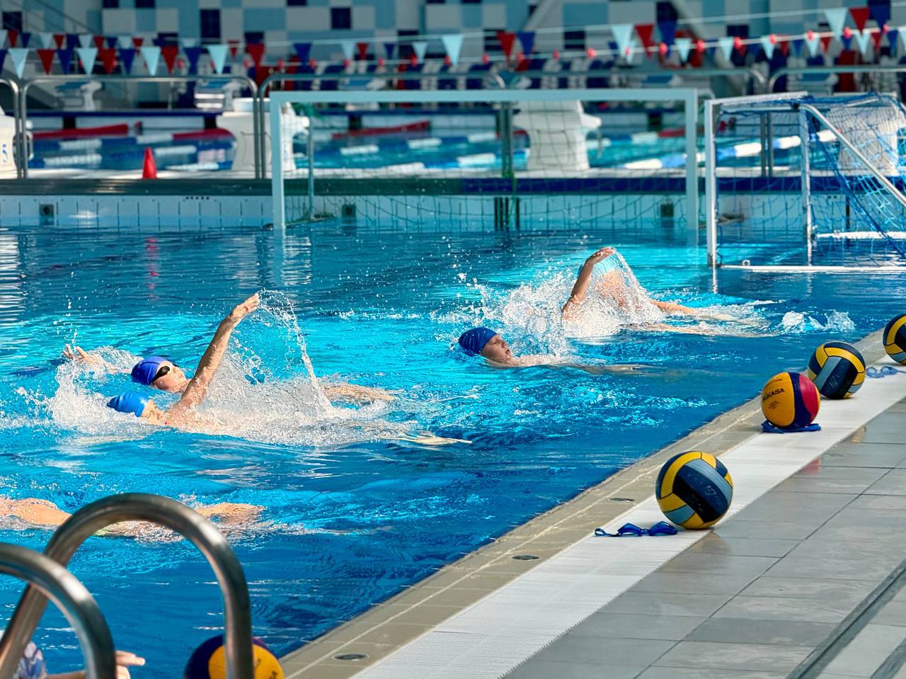 Бассейны Дворца водных видов спорта им. Прозуменщиковой вновь открыты после техобслуживания – губернатор.  Уже прошли первые тренировки воспитанников спортшкол, а также возобновила занятия школа плавания «Золотая рыбка» для детей 5–10 лет и ребят с особенностями развития  7–15 лет . В этом году открыты отдельные группы для детей участников СВО.    Техобслуживание в бассейнах ФОК в Инкермане и Спортшколы олимпийского резерва №1 на ул. Вакуленчука завершится во второй половине августа.  С 20 сентября возобновит работу проект «Плавание для всех» – бесплатные тренировки для:    людей старше 18 лет из социально незащищенных категорий;  пенсионеров,    ветеранов ВОВ и боевых действий,    людей с ОВЗ,    участников СВО, получивших ранения.    Первый Севастопольский   YouTube